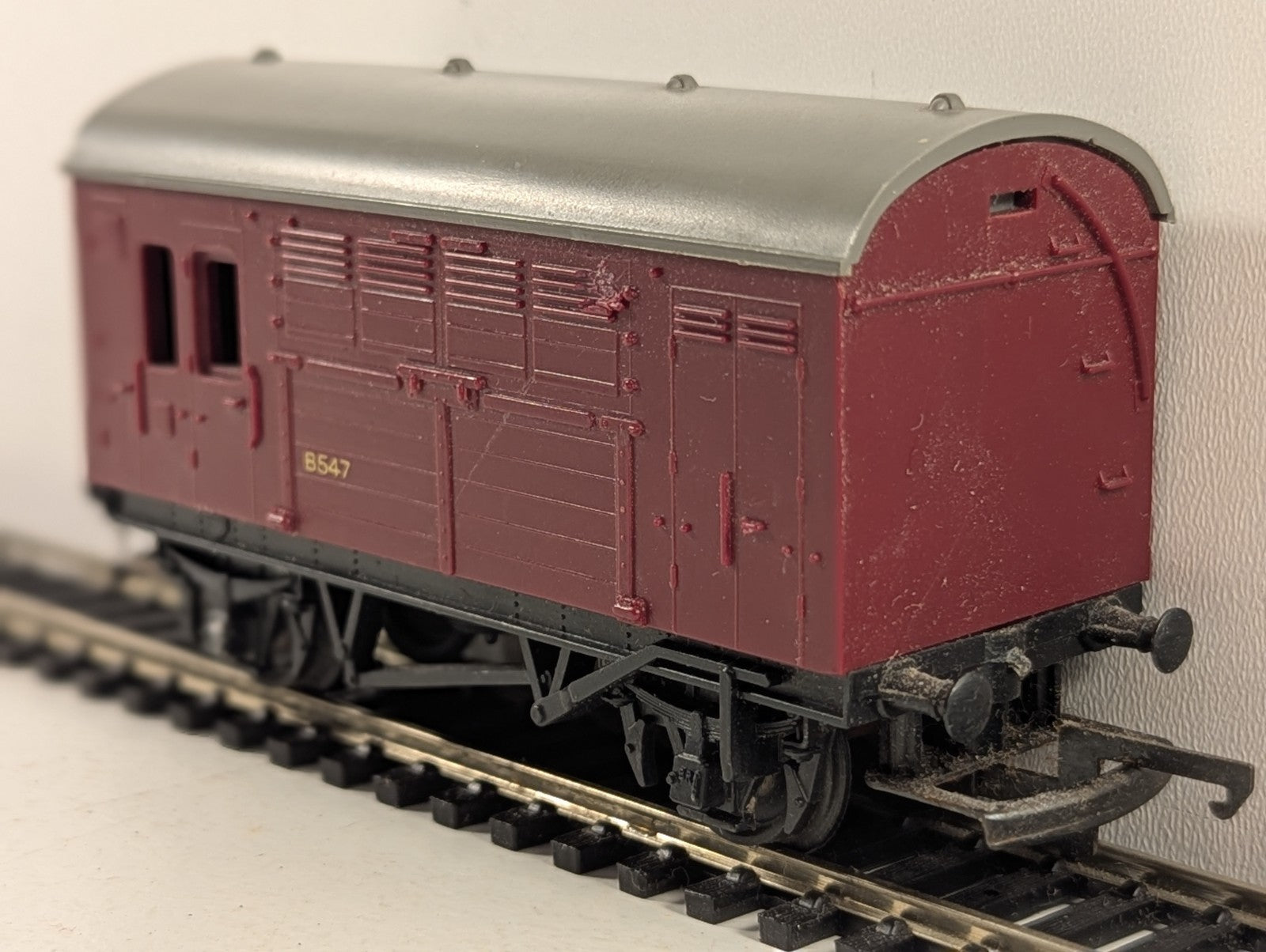 Tri-ang R123 OO Gauge BR Horse Box B547 - Maroon