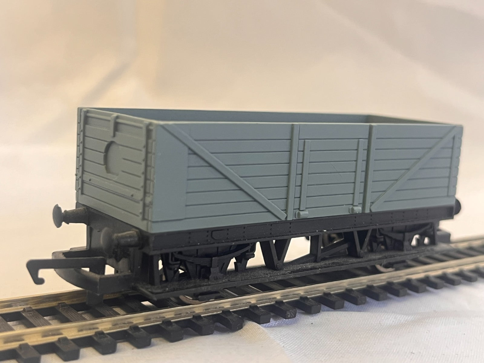 Hornby OO Gauge Freelance Long Wheelbase Wagon Grey