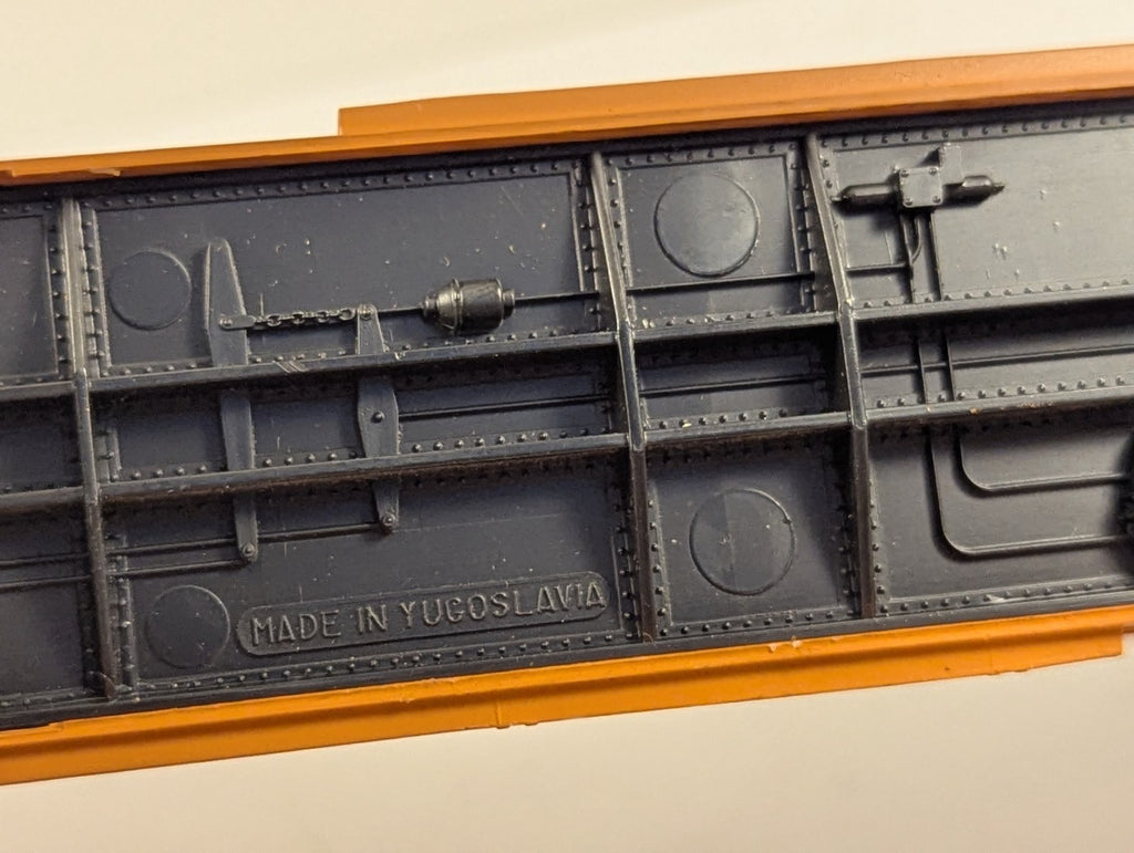 HO Gauge Santa Fe SFRD Orange Box Car - Broken Coupler