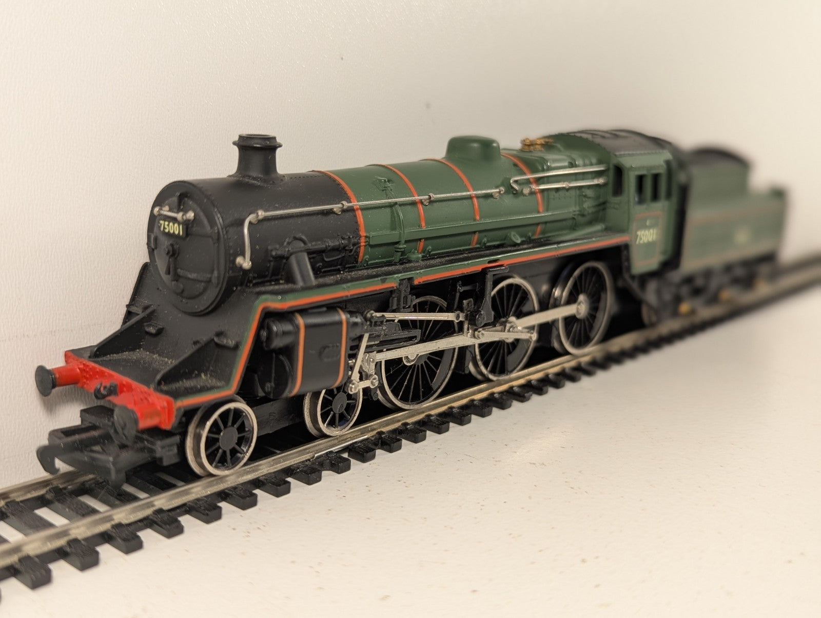 Mainline 37-053 BR Standard Class 4 4-6-0 Steam Locomotive Green OOGauge - Boxed