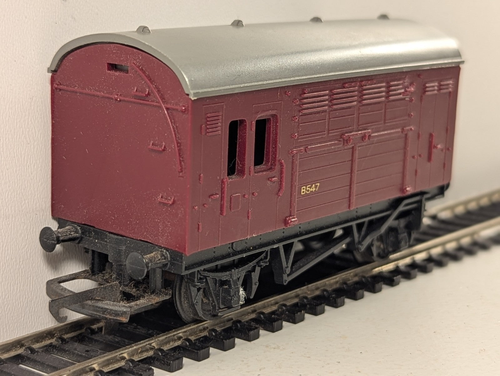 Tri-ang R123 OO Gauge BR Horse Box B547 - Maroon