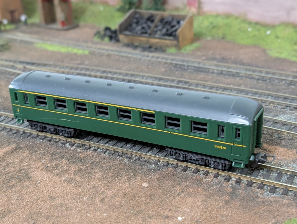 Lima HO Gauge Green Passenger Coach S15874