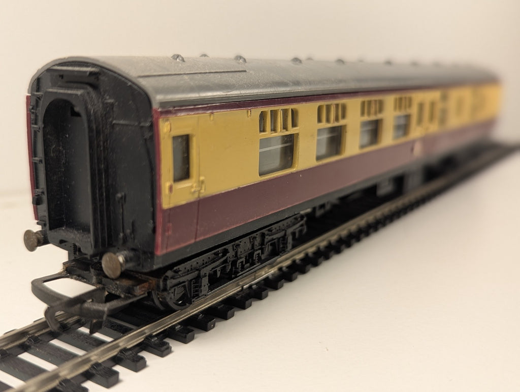 Tri-ang R383 OO Gauge BR Mk1 Brake Second Coach 35024 – Maroon & Cream