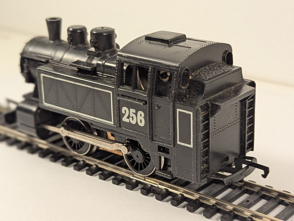 Hornby R256 OO Gauge “International” Industrial Tank Locomotive No.256