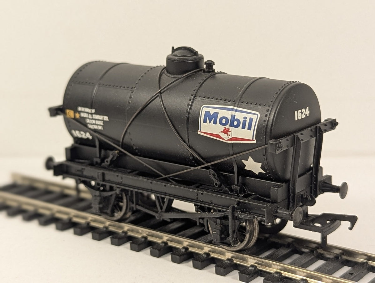 Bachmann OO Gauge 14 Ton Tank Wagon with Large Filler Mobil Oil Goods Wagon 1624