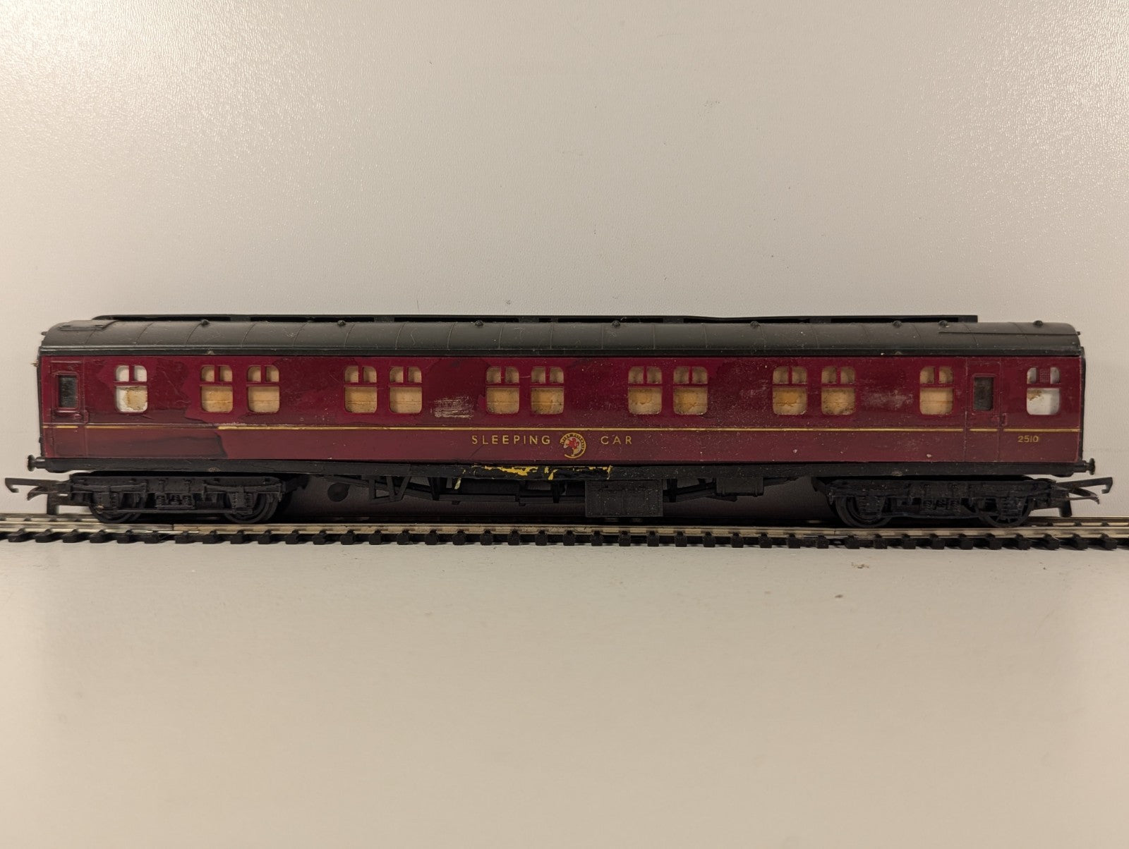 Tri-ang OO Gauge LMS Type Sleeping Car Passenger Coach 2510 BR Maroon