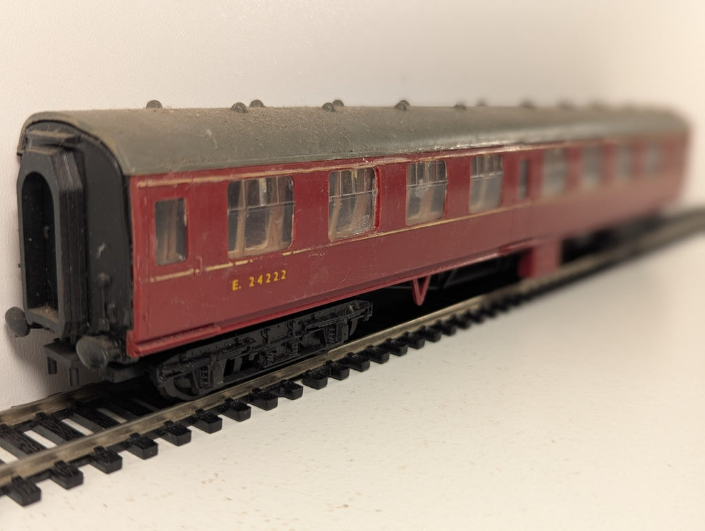 Kitmaster BR Mk1 Maroon Coach Kit Built OO Gauge - Damaged & Missing Coupling