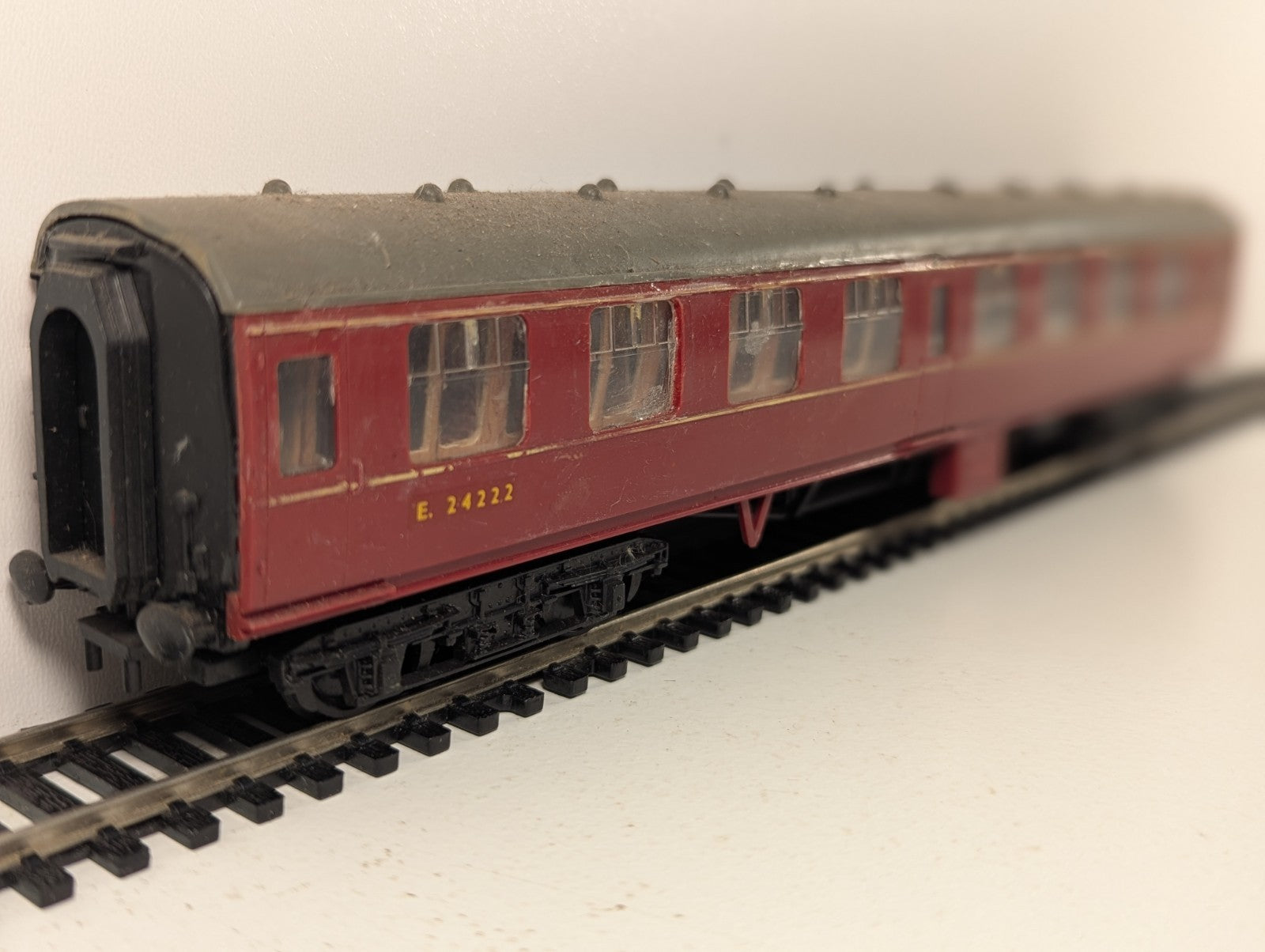 Kitmaster BR Mk1 Maroon Coach Kit Built OO Gauge - Damaged & Missing Coupling