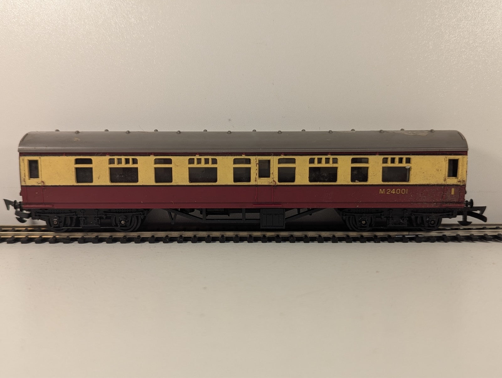 Tri-ang R29 OO Gauge Maroon & Cream Composite Brake Coach