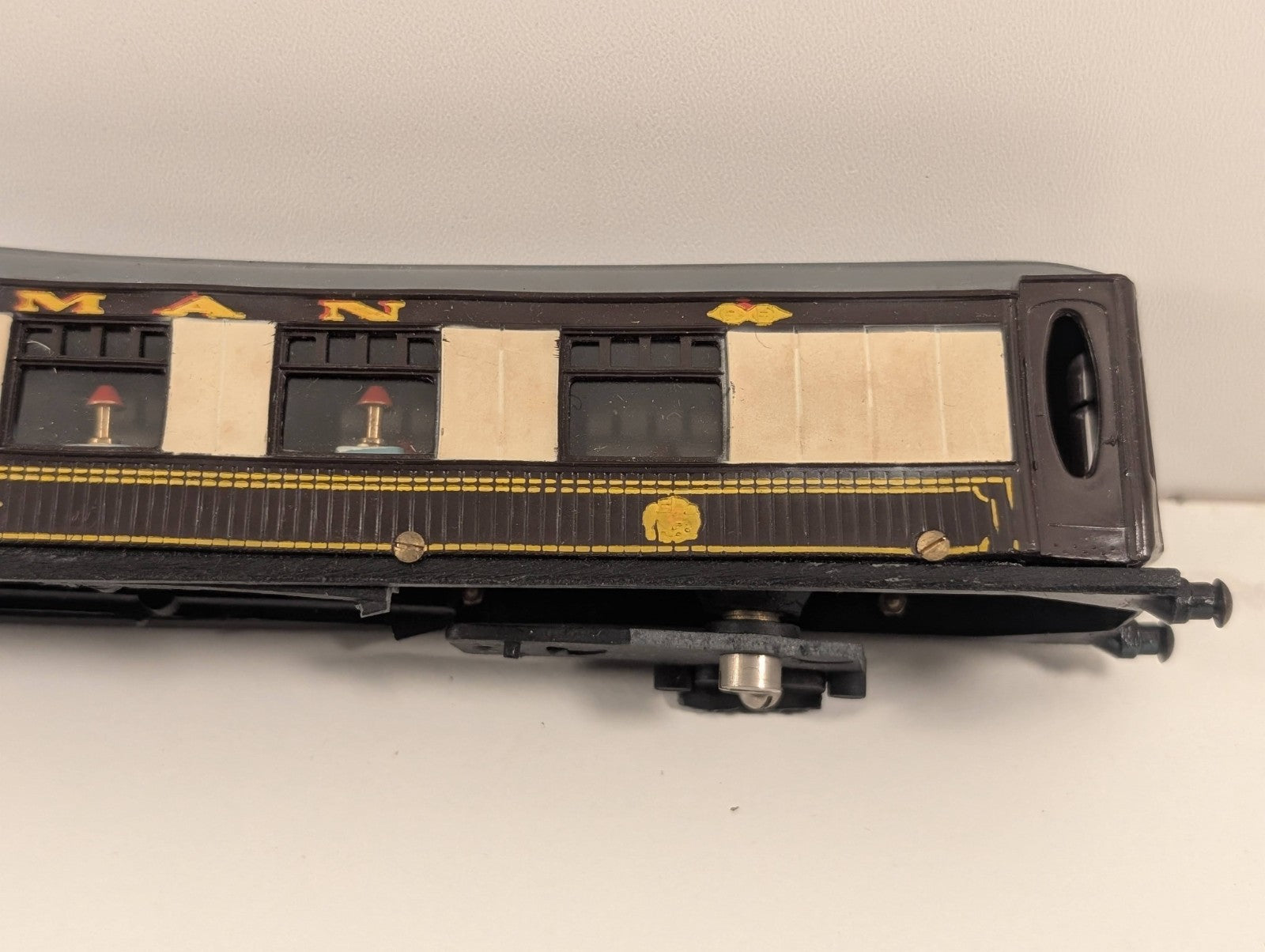 Graham Farish “Pauline” Pullman Coach – Missing Wheels – OO Gauge