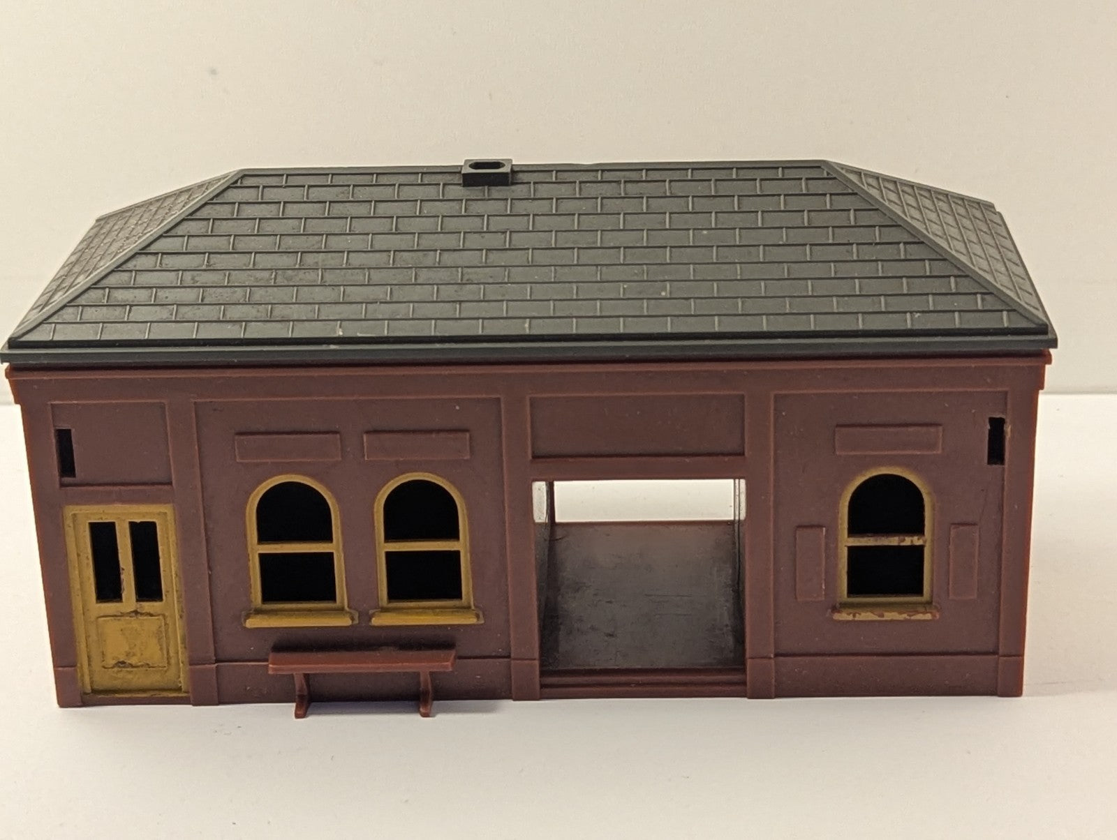 Tri-ang OO Gauge R60 Station Waiting Room Building