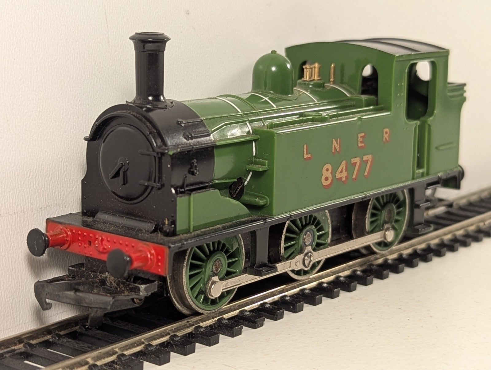 Hornby OO Gauge LNER Class J83 0-6-0T Locomotive 8477 LNER Green