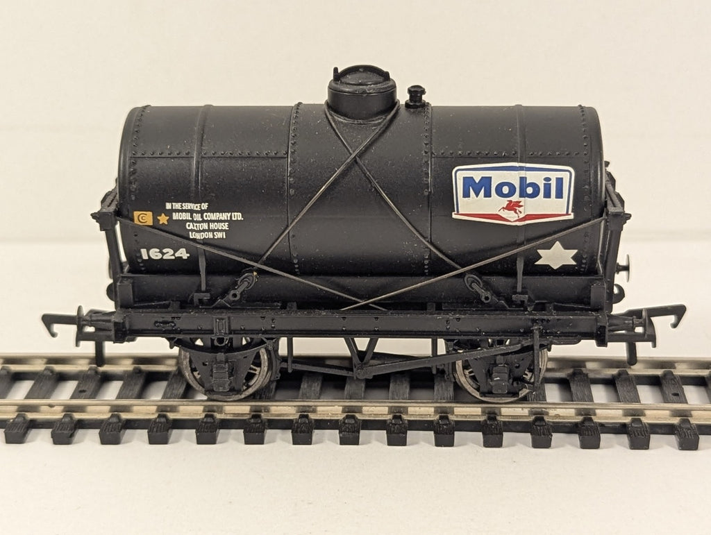 Bachmann OO Gauge 14 Ton Tank Wagon with Large Filler Mobil Oil Goods Wagon 1624