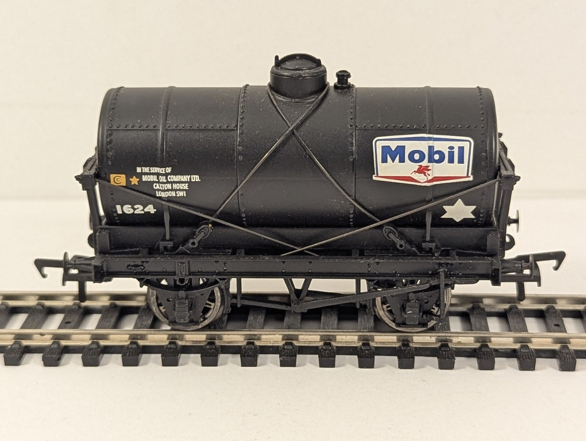 Bachmann OO Gauge 14 Ton Tank Wagon with Large Filler Mobil Oil Goods Wagon 1624