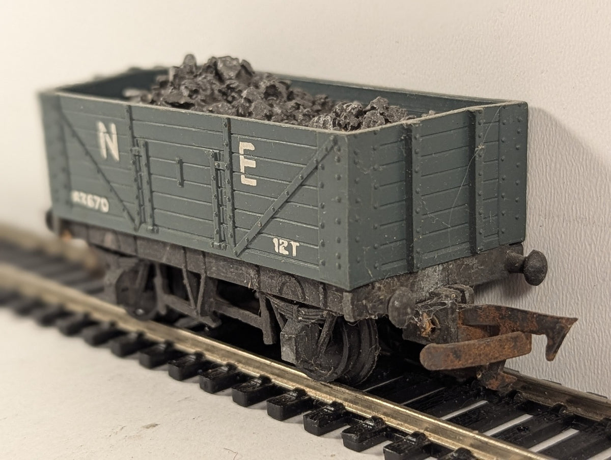Tri-ang OO Gauge NE 5-Plank Open Wagon with Coal Load Goods Wagon 83670 NE Grey