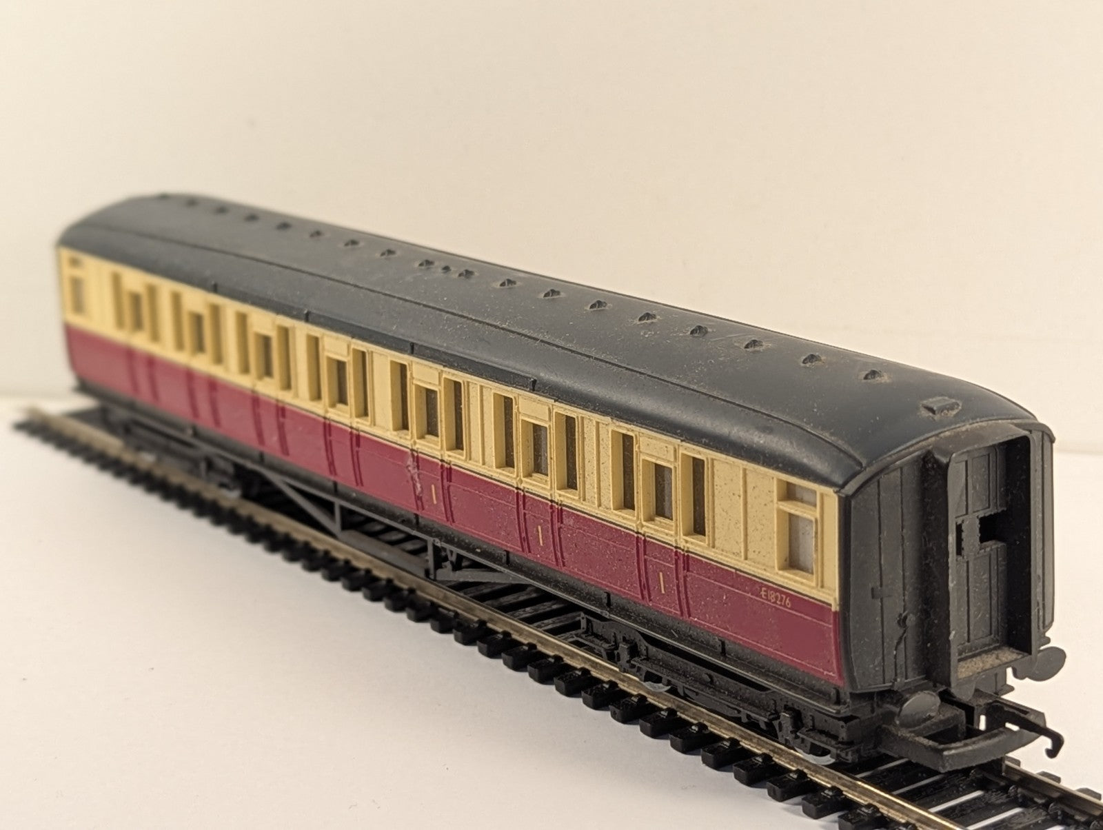 Hornby OO Gauge R937 BR Gresley Composite Coach Crimson and Cream E18276