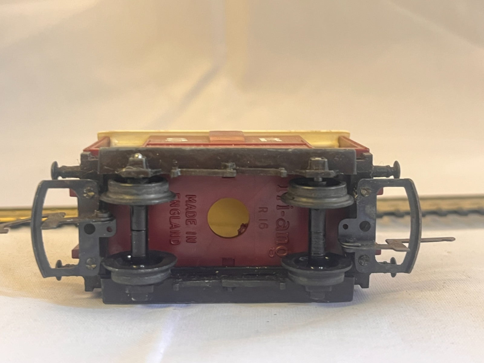 Tri-ang R16 OO Gauge Brown Brake Van