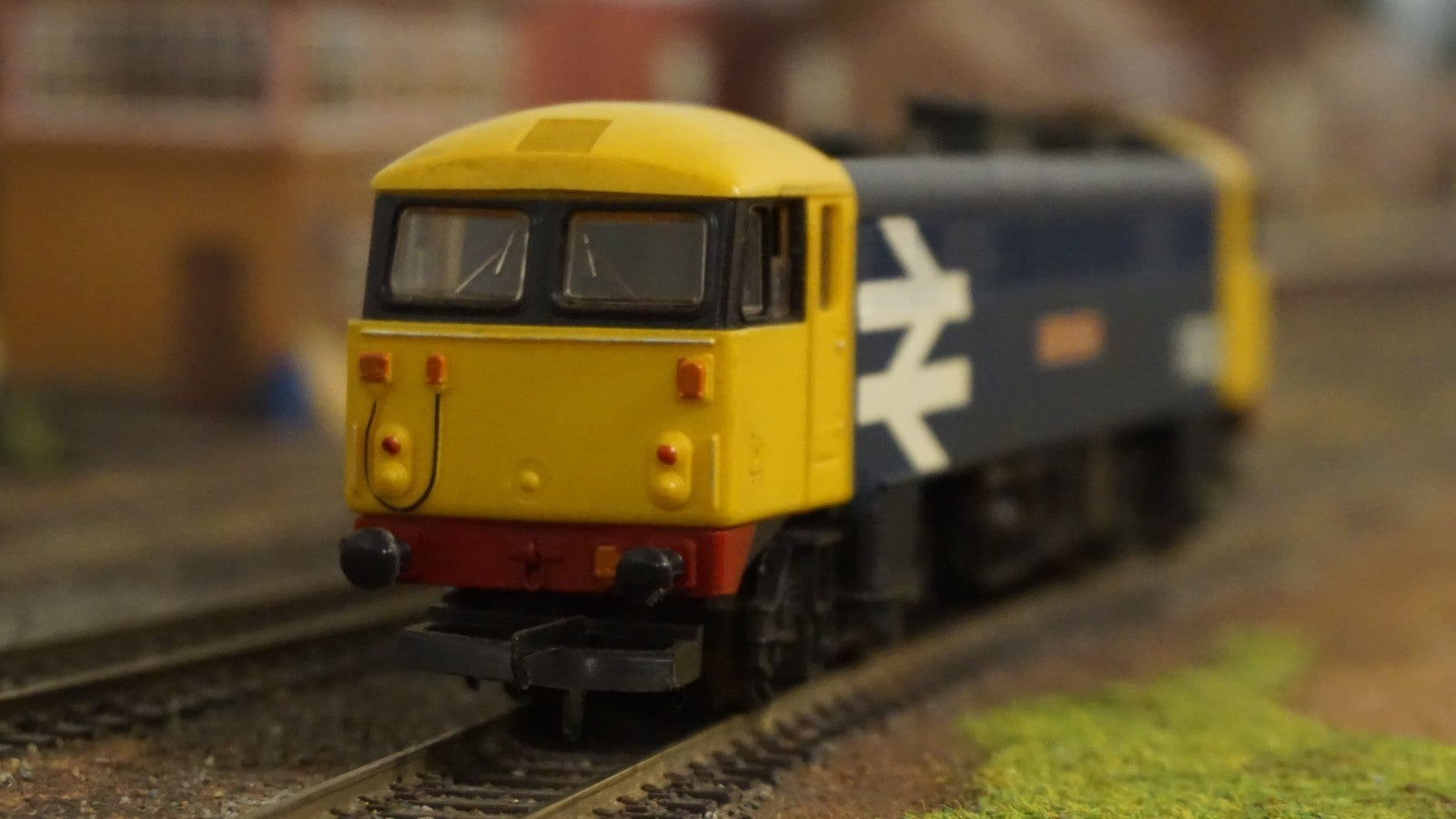 Lima 205155 Class 87 No 87022 Cock O' The North in Large Logo Livery
