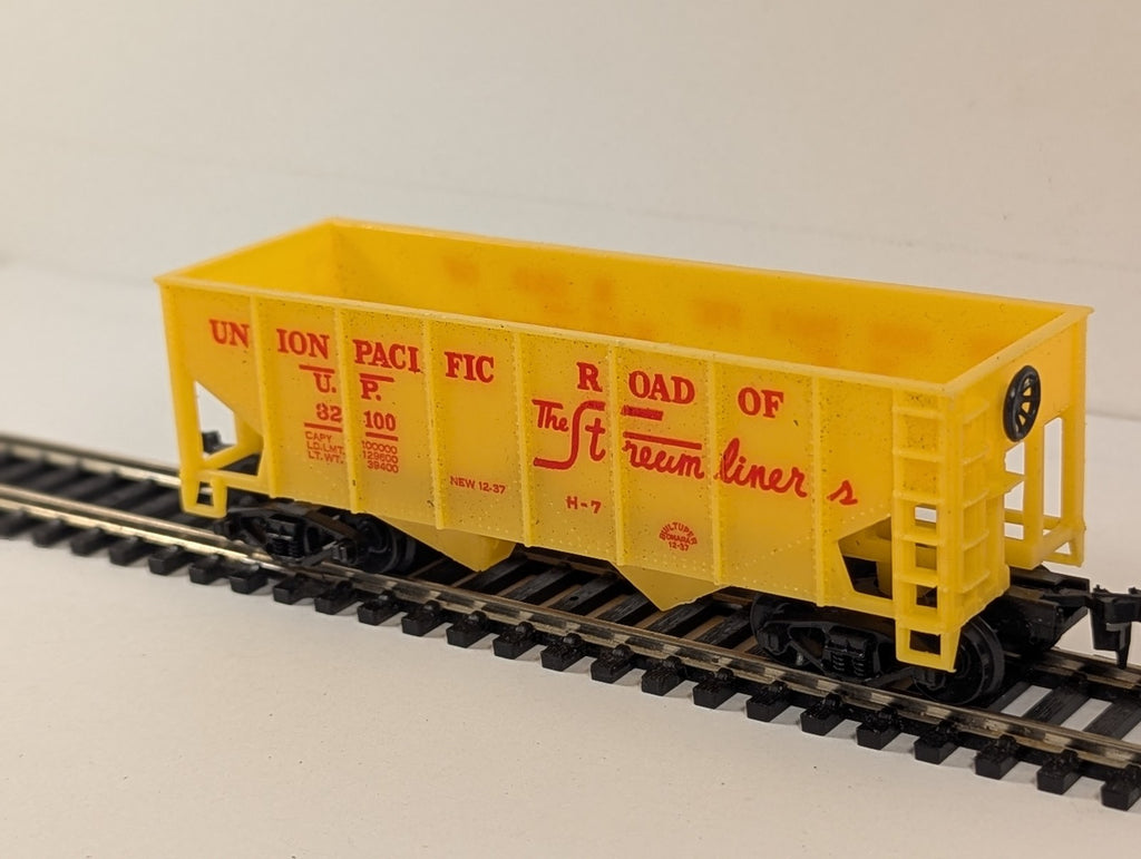 HO Gauge 2-Bay Offset Side Hopper Wagon 32100 Union Pacific Yellow