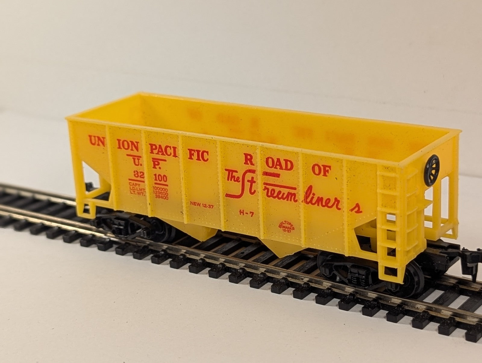 HO Gauge 2-Bay Offset Side Hopper Wagon 32100 Union Pacific Yellow