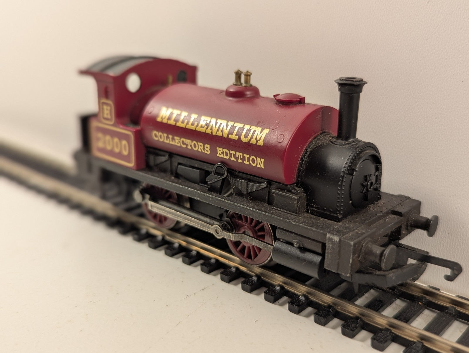 Hornby R2150 OO Gauge 0F 0-4-0 Saddle Tank Millennium Edition – Poor Runner