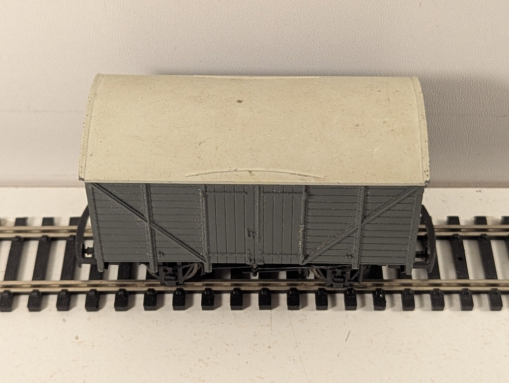 Hornby OO Gauge Ventilated Van Goods Wagon Plain Grey
