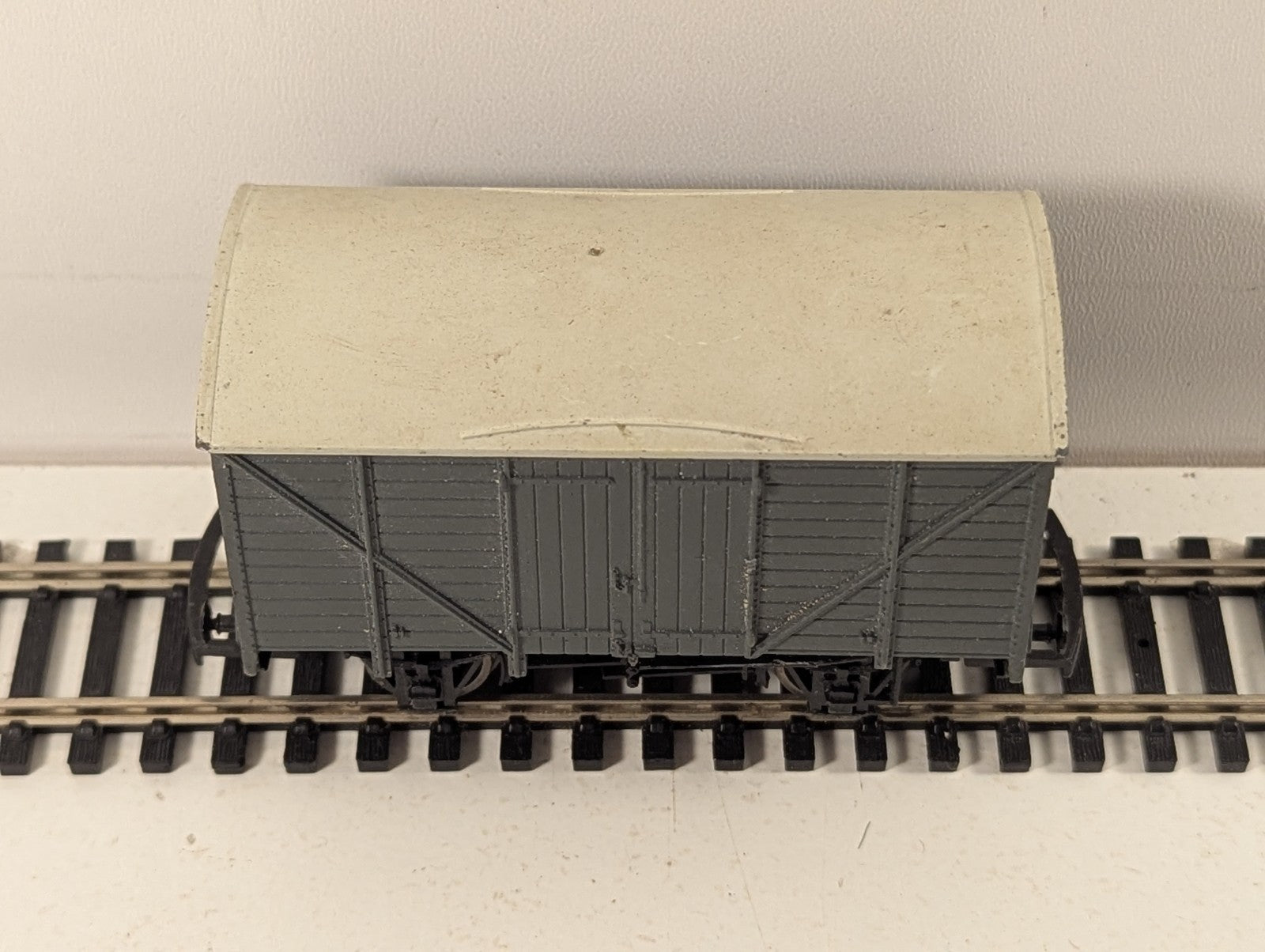 Hornby OO Gauge Ventilated Van Goods Wagon Plain Grey