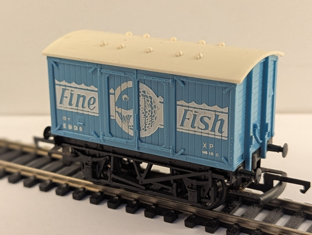 Hornby R118 OO Gauge BR Blue 12T Fine Fish Van E81010