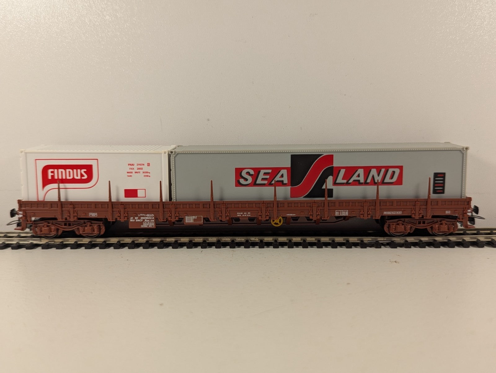 Jouef HO Gauge Bogie Flat Wagon with Findus and Sea-Land Containers