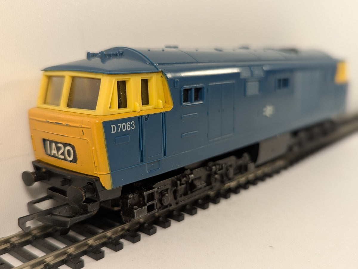 Tri-ang Hornby OO Gauge Class 35 Hymek Locomotive D7063 BR Blue