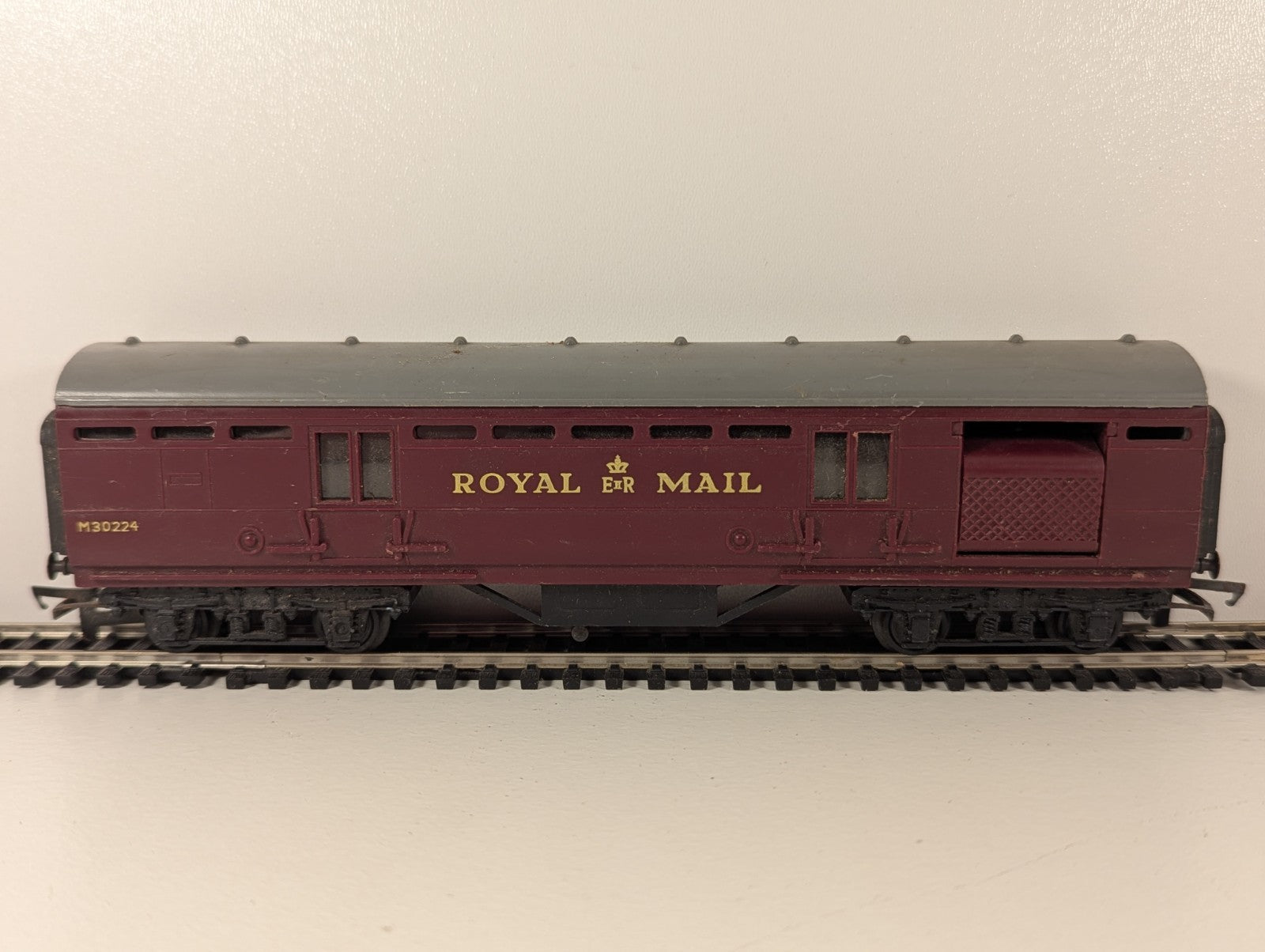 Tri-ang Railways R23 / R323 / R402 Operating Royal Mail Coach – BR Maroon