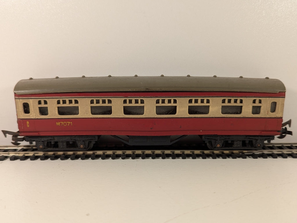 Tri-ang R21 Passenger Coach M7071 – OO Gauge