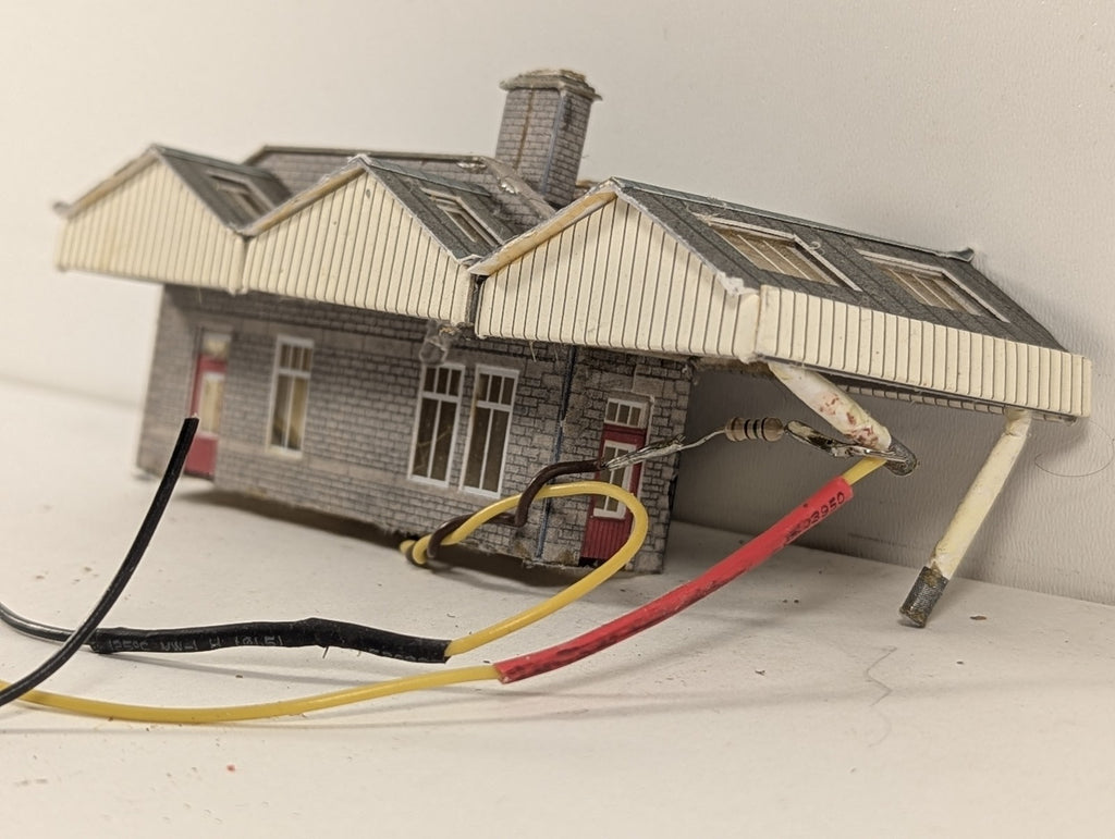 Superquick N Gauge Country Station Building with Platform Canopy