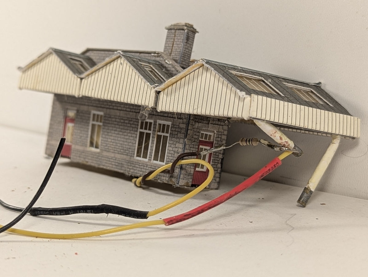 Superquick N Gauge Country Station Building with Platform Canopy