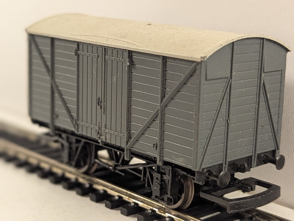 Hornby OO Gauge Ventilated Van Goods Wagon Plain Grey