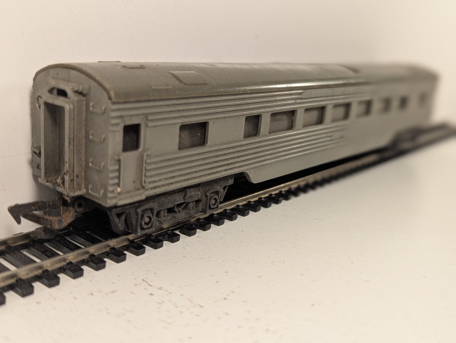 Tri-ang R25 OO Gauge Transcontinental Series Passenger Coach - Damaged decals