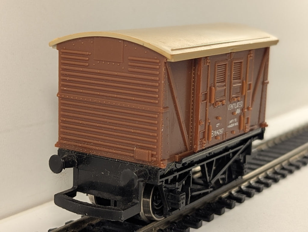 Hornby OO Gauge BR 12T Ventilated Van 'Empty to Marazion' Goods Wagon B784287