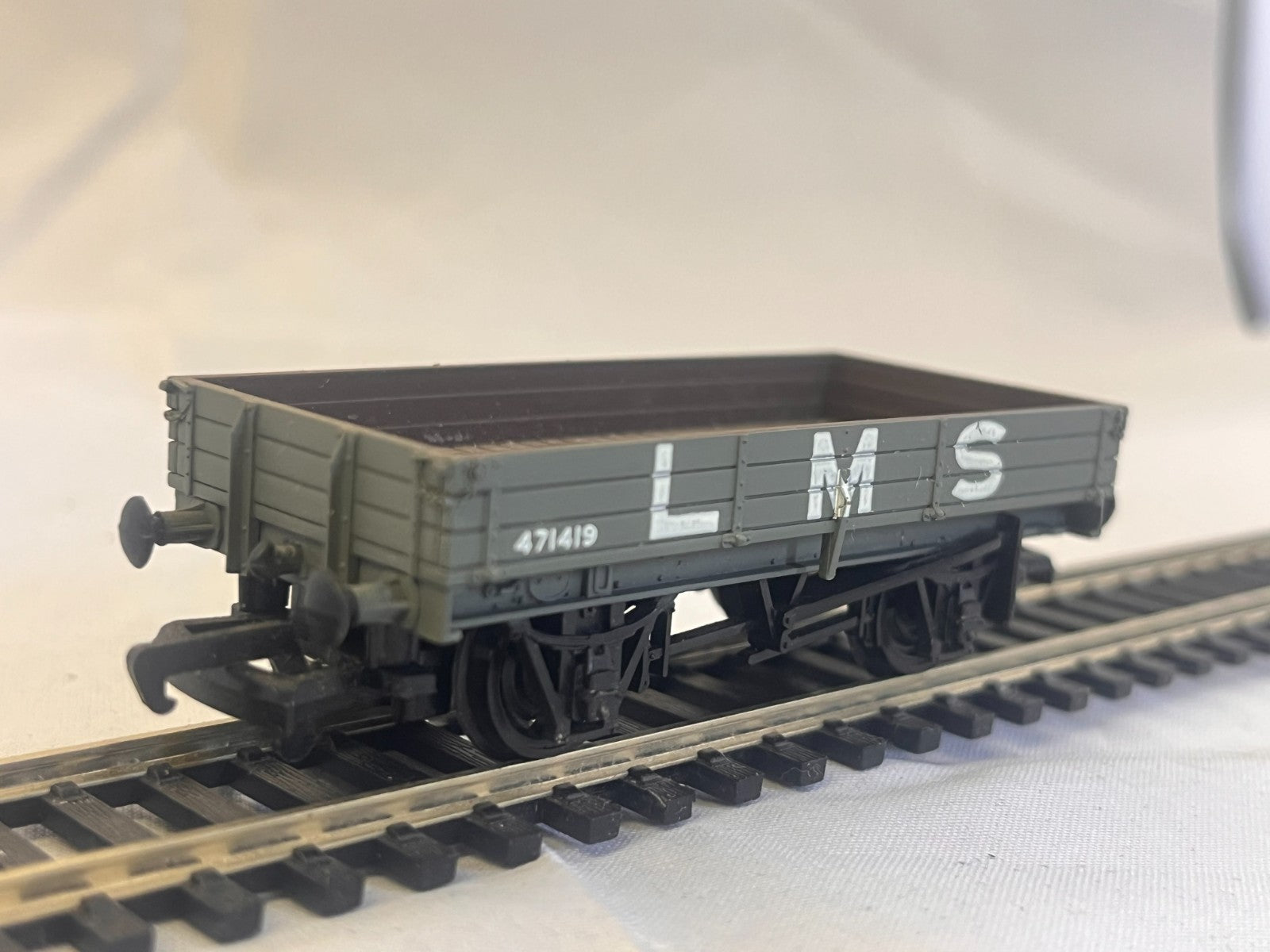 Mainline 37-149 OO Gauge 3 Plank Wagon LMS Grey