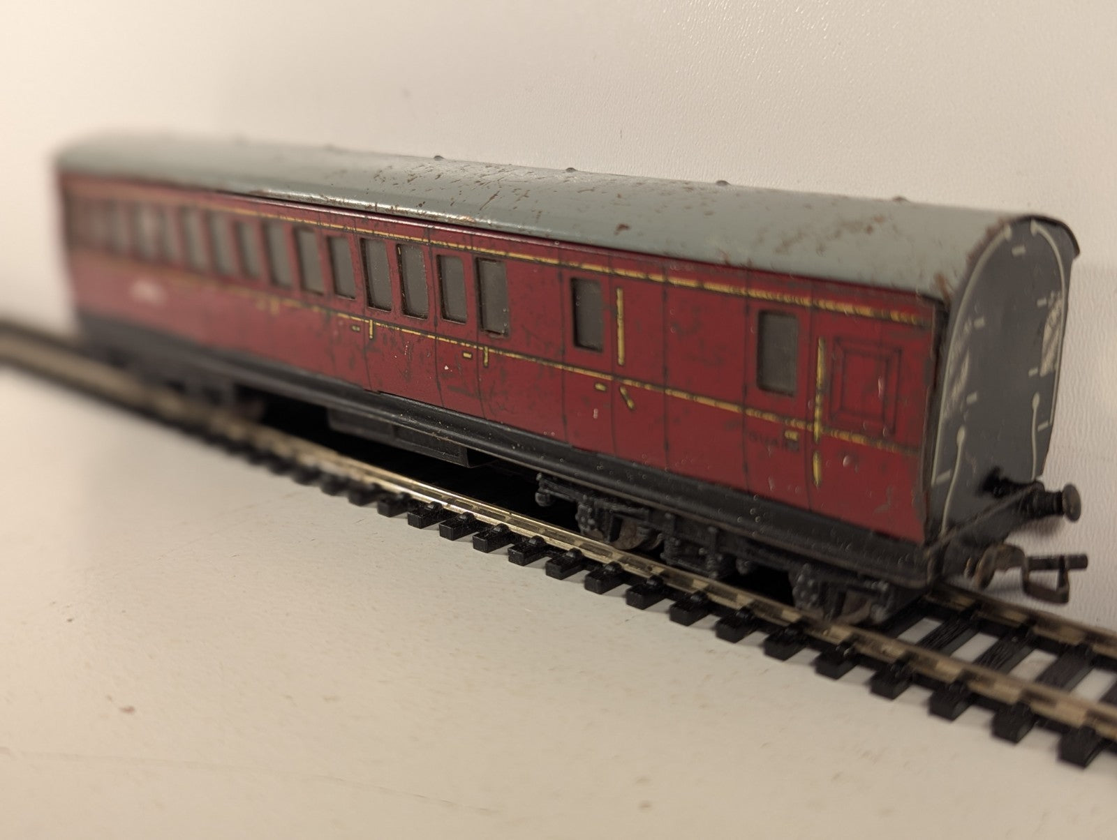 Hornby Dublo OO Gauge LMS Brake Third Tinplate Corridor Coach