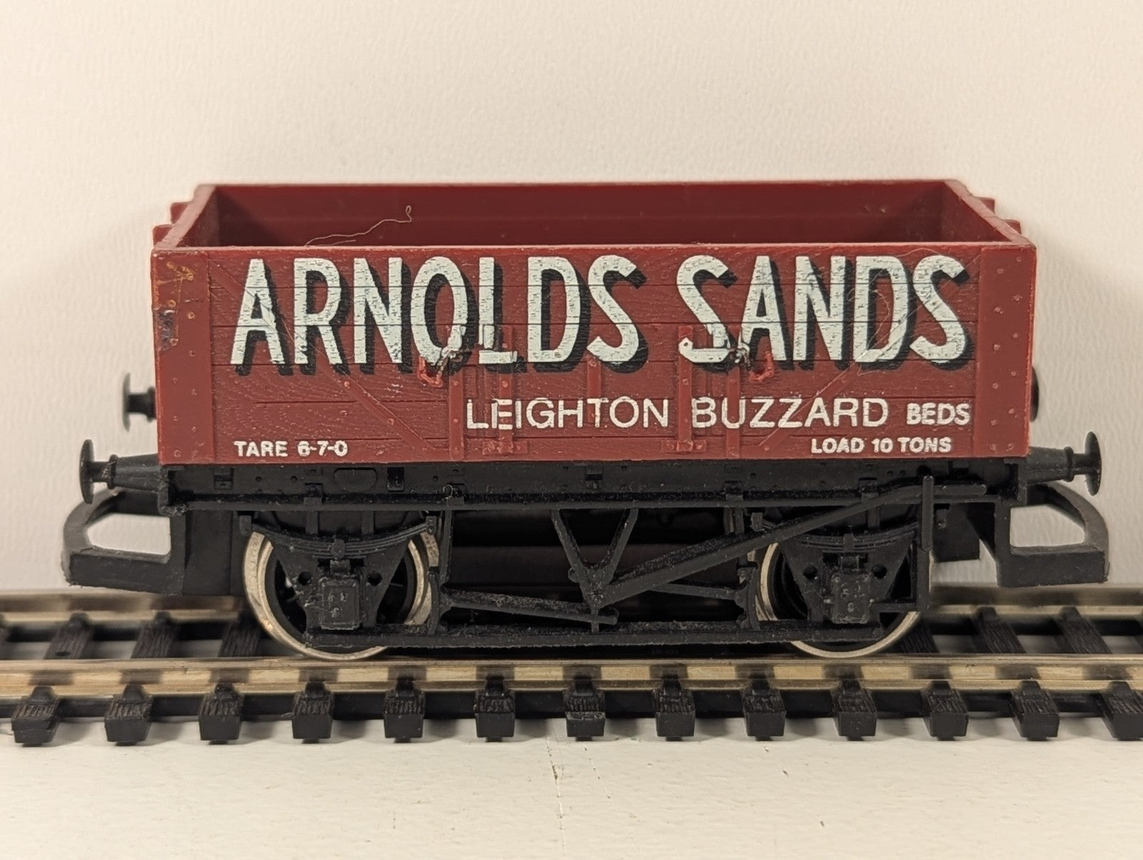 Hornby OO Gauge 5 Plank Open Wagon – “Arnolds Sands”