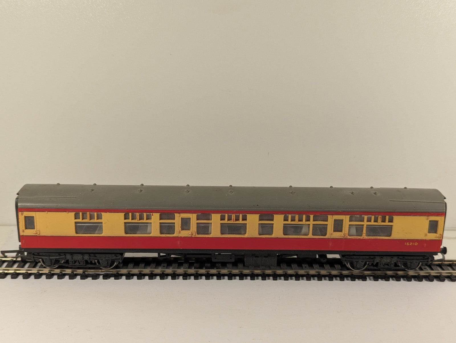 Hornby Railways OO Gauge BR Crimson and Cream composite Coach boxed