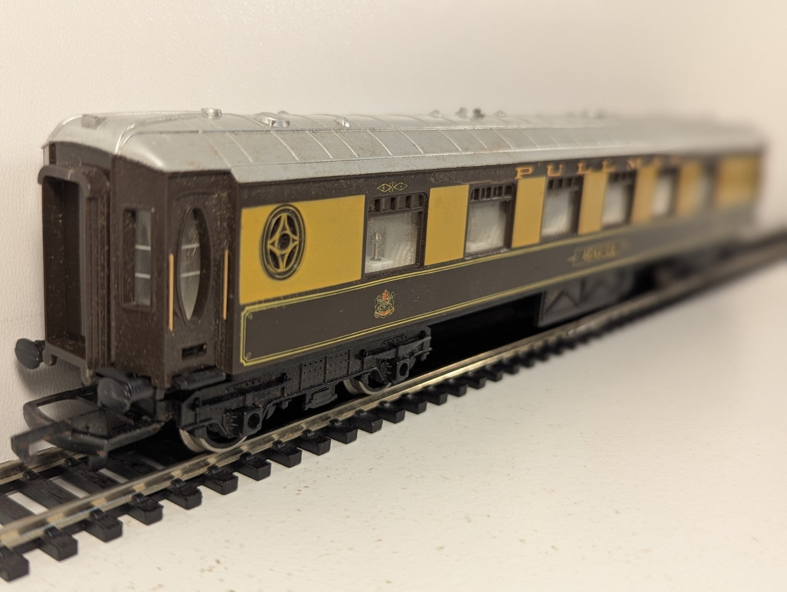 Hornby R223 OO Gauge Pullman First Class Parlour Car "Agatha"