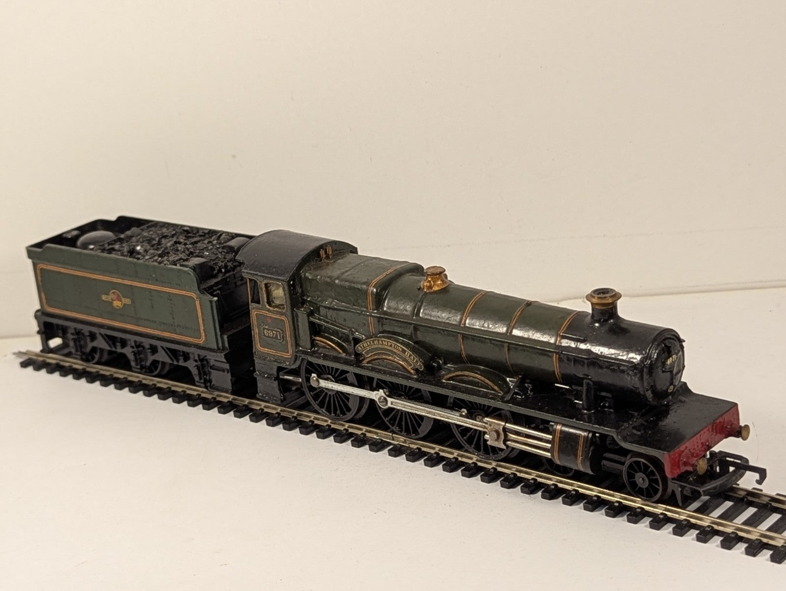 Tri-ang OO Gauge GWR Hall Class 'Athelhampton Hall' Steam Loco
