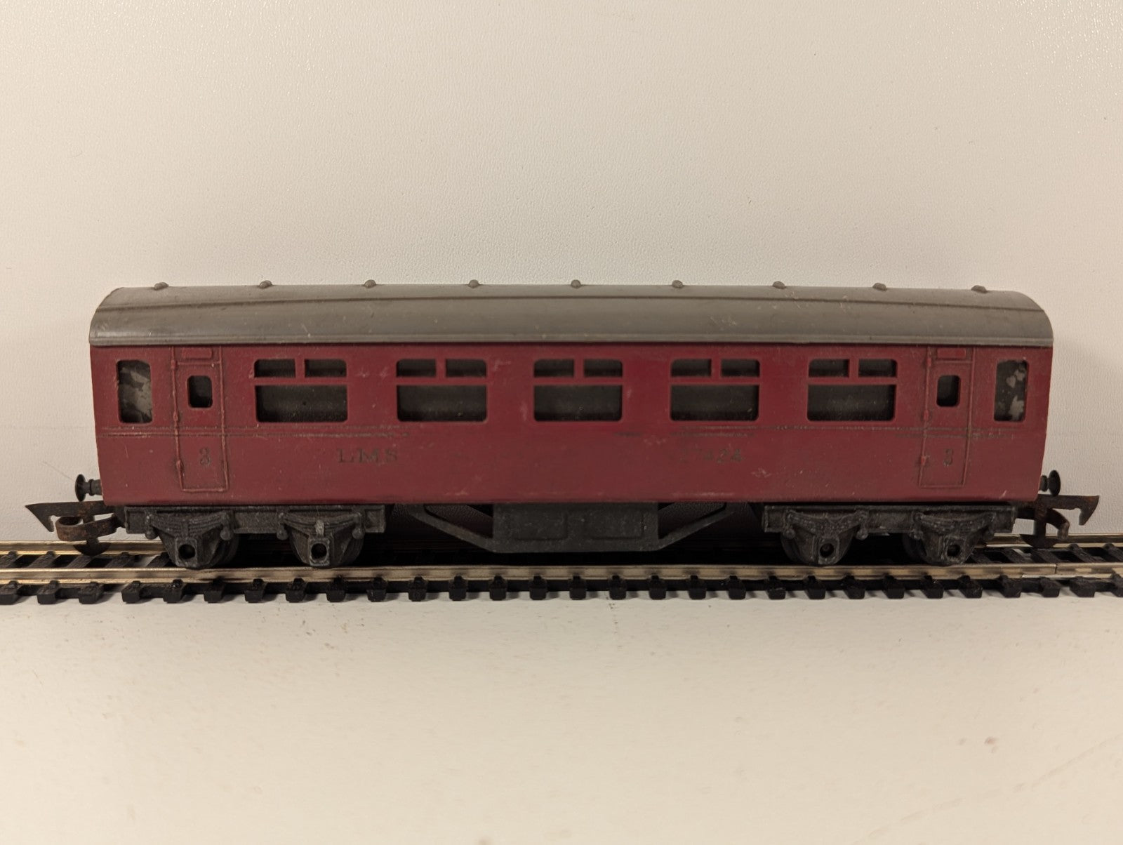 Tri-ang OO Gauge LMS Passenger Coaches