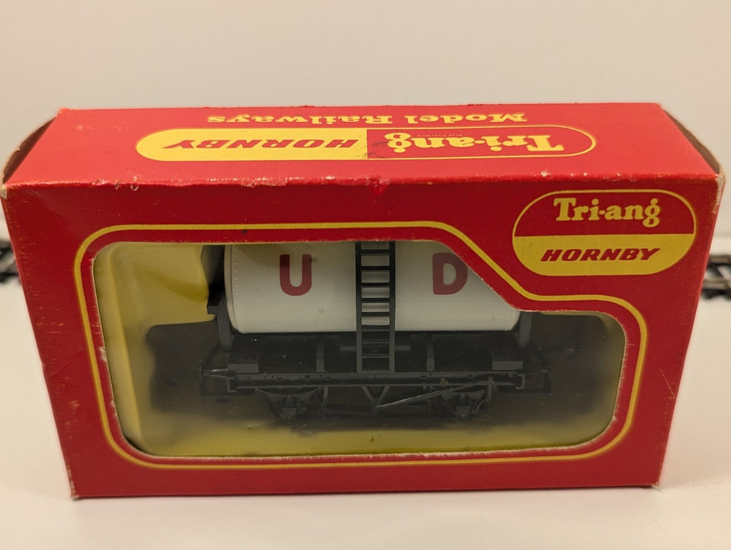 Tri-ang / Hornby R15 OO Gauge United Dairies Milk Tank Wagon