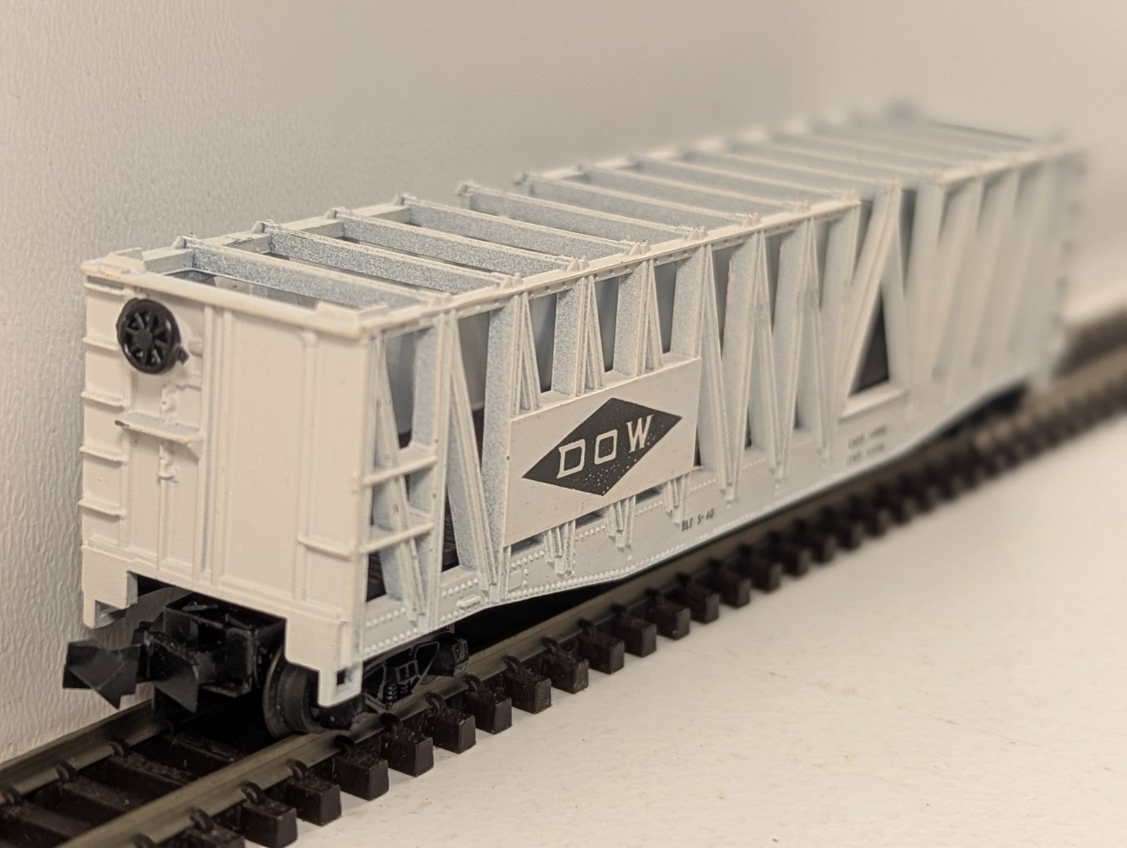 Trix N Gauge 70-Ton DOW Chemical Company Flat Beam Container Car