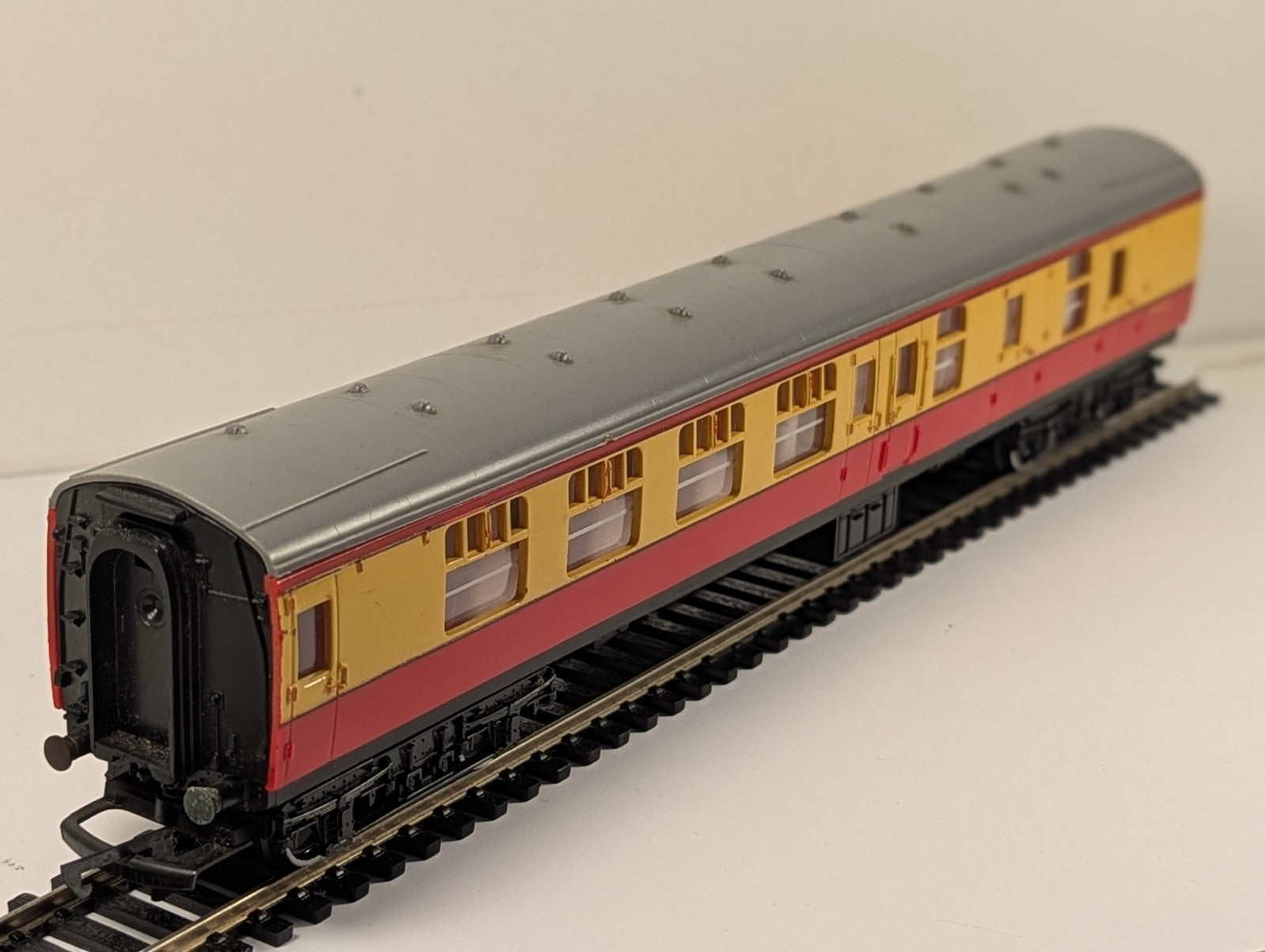 Hornby R421 OO Gauge BR Composite Coach 34100 Crimson Cream