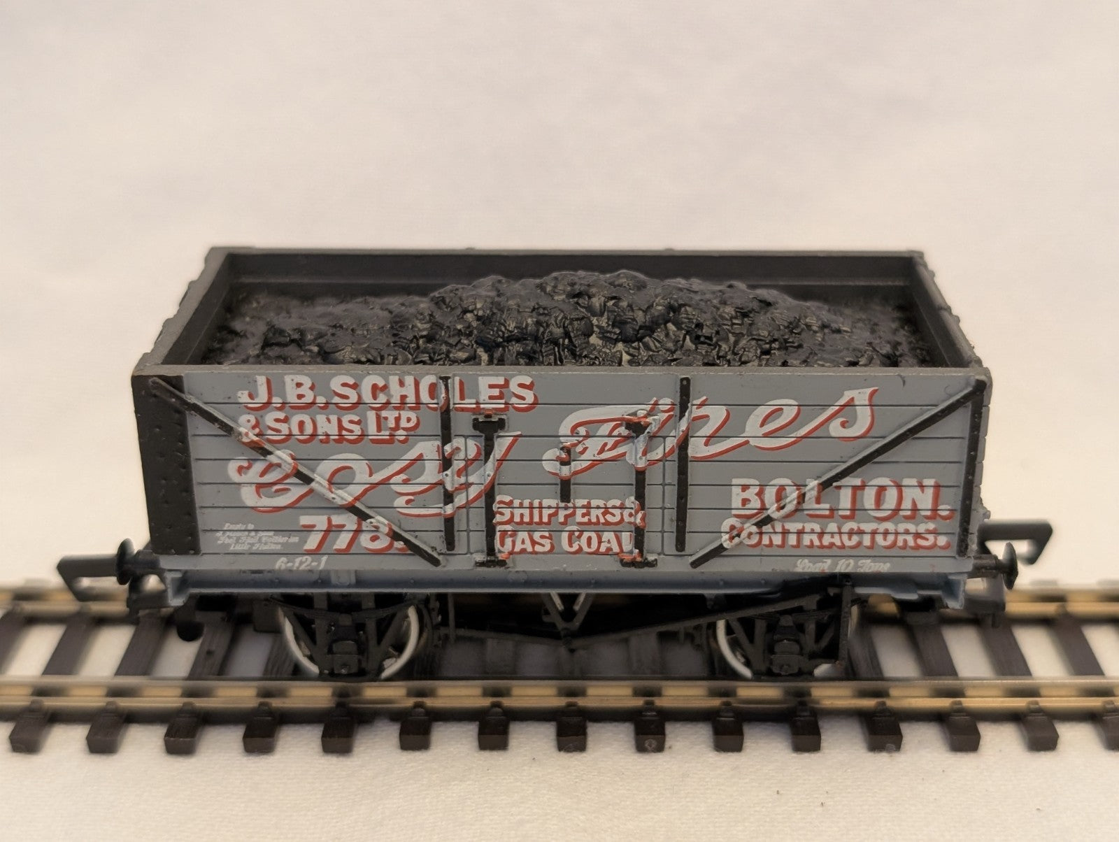 Bachmann OO Gauge 7 Plank Wagon J.B. Scholes & Sons Ltd 'Cosy Fires