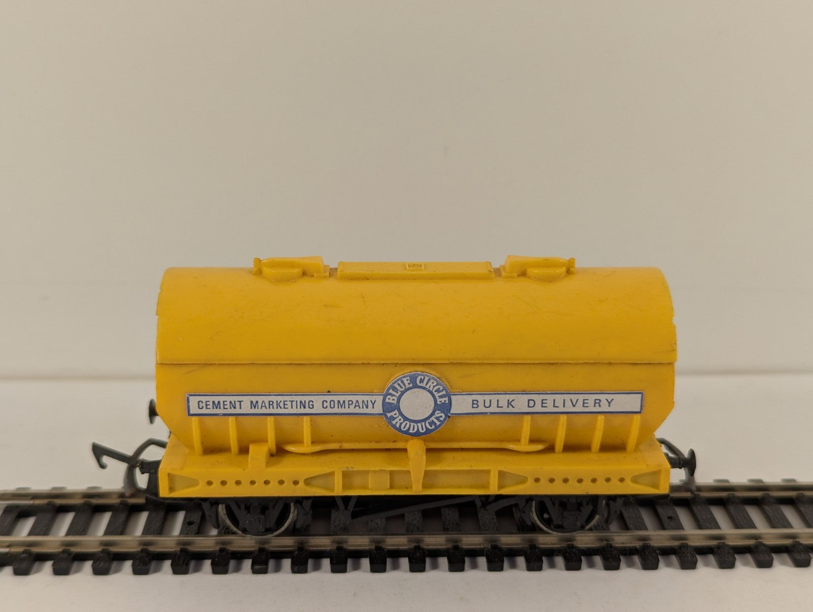 Tri-ang Hornby R564 OO Gauge Blue Circle Cement Wagon Yellow
