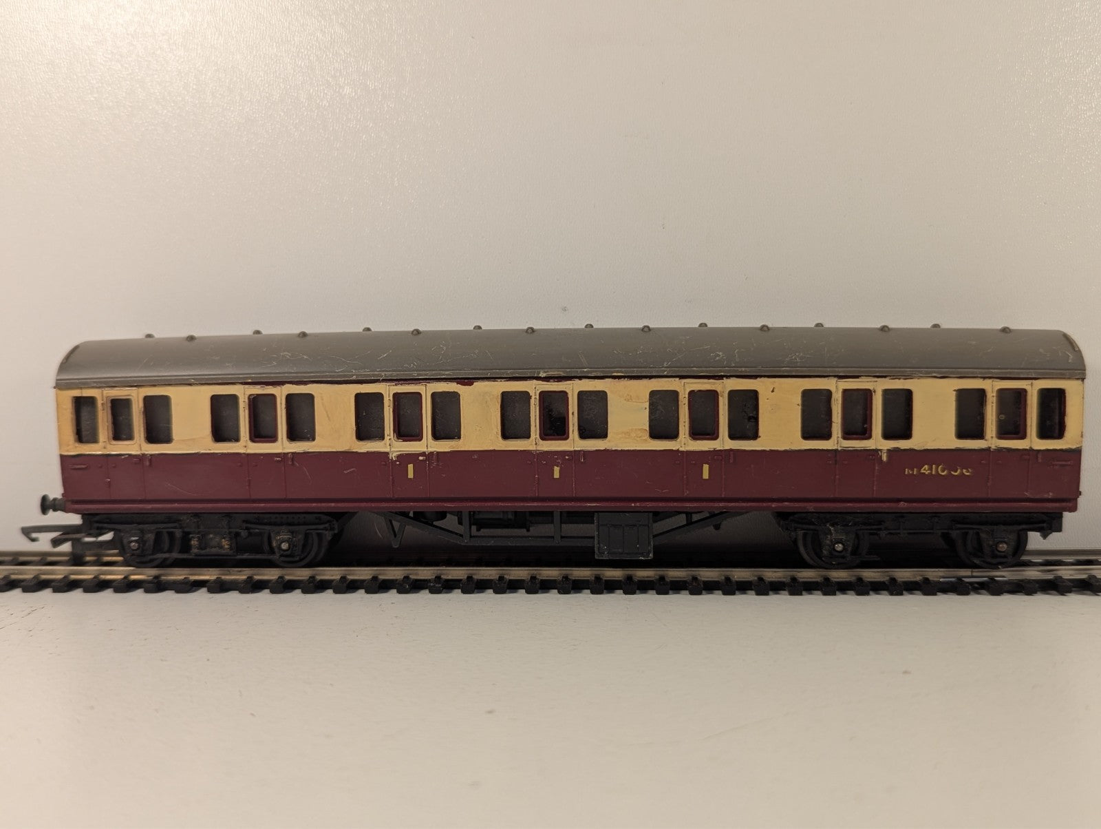 Tri-ang OO Gauge BR Suburban Corridor Coach - Missing Buffer & Coupler